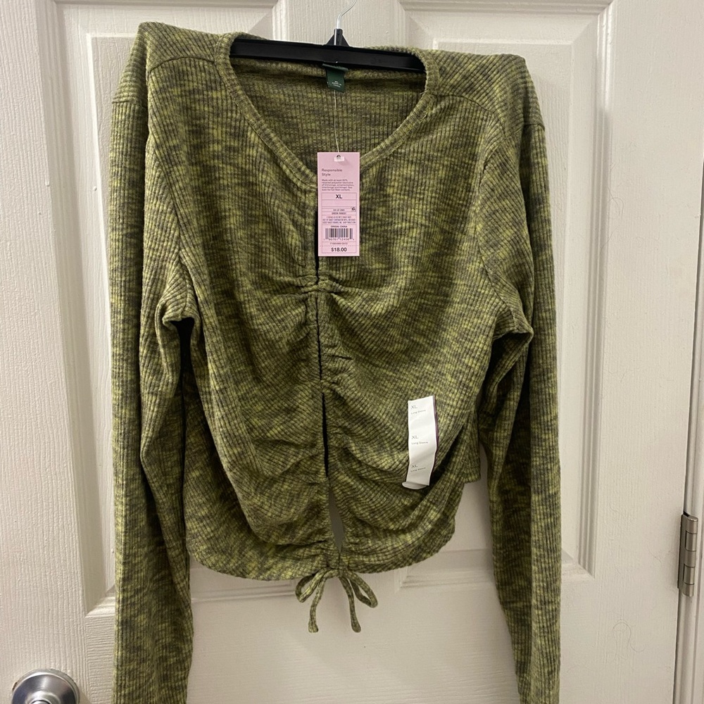 Green cropped blouse with front opening